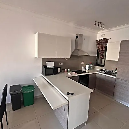 Spacious Renovated 3 Bedr In Of Bugibba Lägenhet