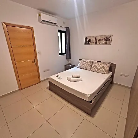 Lägenhet Spacious Renovated 3 Bedr In Of Bugibba *